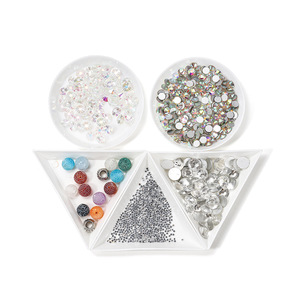Plateau à bijoux triangulaire en plastique blanc avec rangement pour strass, pour présentation de nail art et de perles, formes rondes et triangulaires - Product Image 3