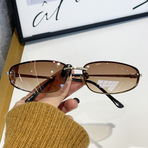 Gafas de sol Miu para mujer, montura metálica, UV400, ligeras, clase 2, para atuendos de viaje a la moda - Product Image 1