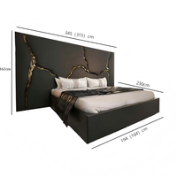 Lit king size en cuir véritable de luxe haut de gamme, design italien moderne minimaliste, noir et or, avec finition craquelée, rembourré, design de créateur.