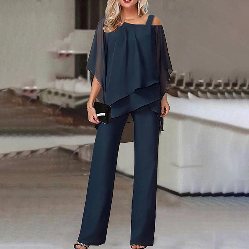 Completo da donna blu navy in due pezzi: tailleur pantalone business.