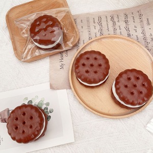 Jouet Squishy Anti-Stress en Forme de Biscuit Sandwich au Chocolat de Simulation en Gros pour Cadeau Promotionnel - Product Image 3
