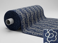 Sac 100% en tissu doux et moelleux, avec broderie de camélia, motif ligne dorée et broderie corde contrastante bleu clair, collection Riz.