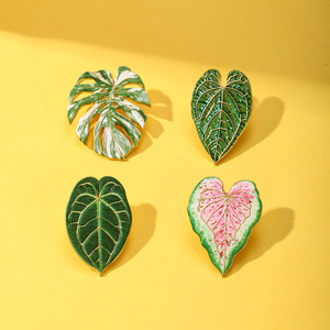 Broches en émail personnalisées en forme de feuille de Monstera, badges de revers en métal, fabrication OEM/ODM en gros pour usine - Product Image 1