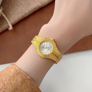 <span class=keywords><strong>Montre</strong></span>-bracelet à quartz dorée de luxe pour <span class=keywords><strong>femme</strong></span>, bracelet en métal texturé, <span class=keywords><strong>petit</strong></span> <span class=keywords><strong>cadran</strong></span>, élégante, Orologio Donna, Relogio Feminino, <span class=keywords><strong>montre</strong></span> tendance - Product Image 3