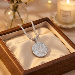 Colgante de lujo estilo hip hop para fiestas y eventos, con incrustaciones de moissanita y diamantes, de plata 925, forma redonda, llamativo y brillante. - Product Image 4