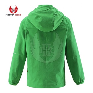 Veste softshell personnalisée de couleur verte pour enfants Vêtements de sports d'hiver imperméables avec poignets réglables - Product Image 3