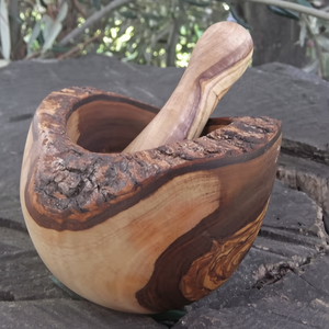Mortier et pilon en bois traditionnels préservant les techniques anciennes de broyage créant des saveurs authentiques dans les recettes faites maison - Product Image 1