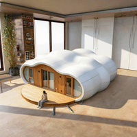 Cabane de glamping en forme de nuage avec vue panoramique, maison de vacances mobile de luxe pour station de ski en montagne, camping ou séjour en maison d'hôtes