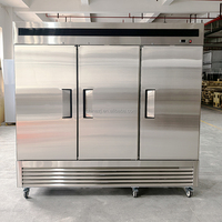 Congélateur vertical à trois portes solides, Réfrigérateur commercial, Table de préparation de sandwichs, Comptoir à pizzas, Réfrigérateur vertical