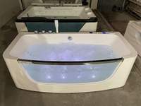 Baignoire autoportante moderne en acrylique blanc avec hydromassage, robinet et drain pour une personne