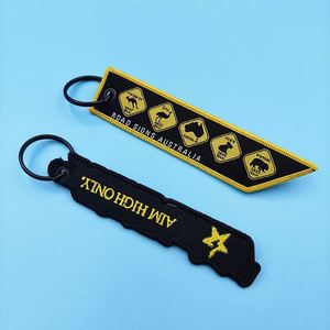 Llavero de tela con nombre de marca bordado a máquina con diseño de avión para antes del vuelo - Product Image 2