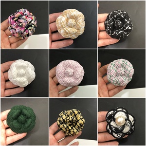 Broche de Camelia súper fijo de gama alta de 6,6 cm, bolsa de horquilla de flor fragante pequeña con tecnología de chapado para niños - Product Image 6