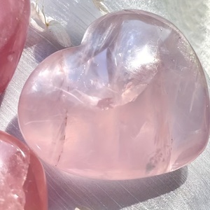 หินโรสควอตซ์ขัดเงาธรรมชาติรูปหัวใจ สำหรับขายส่ง เหมาะสำหรับเป็นของขวัญ - Product Image 2