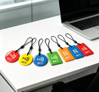 Porte-clés NFC personnalisé 13,56 MHz, étiquette en époxy, jeton RFID rond ou carré pour le partage sur les réseaux sociaux