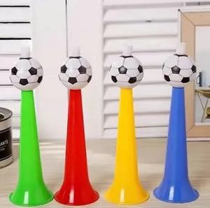 शोर बनाने वाले फुटबॉल खिलाड़ियों ने खेल दिवस की सीटी बजाई - Product Image 2