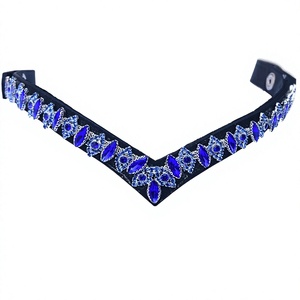 Bride de cheval en cuir personnalisée en forme de V profond avec chaîne de cristaux bleus pour l'équitation anglaise - Product Image 2