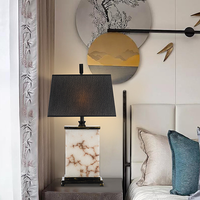 La chambre du designer est décorée d'une lampe de chevet moderne, créative et simple, d'une lampe de table en marbre noir rétro américaine