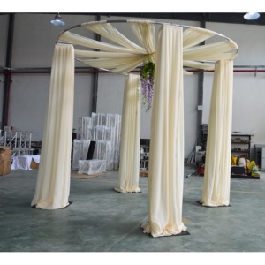 Poteaux télescopiques ronds réglables en aluminium argenté et rideaux en velours pour décorations de mariage, salons professionnels et cabines photo - Product Image 1