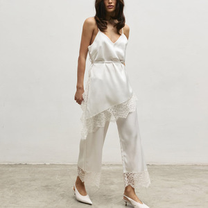 Set <span class=keywords><strong>Pigiama</strong></span> in <span class=keywords><strong>Raso</strong></span> <span class=keywords><strong>Bianco</strong></span> per Donna SMOOTH OEM ODM, Canotta con Scollo a V e Pizzo, Pantaloni Lunghi, Abbigliamento da Notte di Lusso - Product Image 2