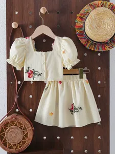 Conjunto de Ropa para Niñas Pequeñas al por Mayor, Blusa con Mangas Abullonadas y Bordado de Flores + Falda, Conjunto de 2 Piezas - Product Image 2