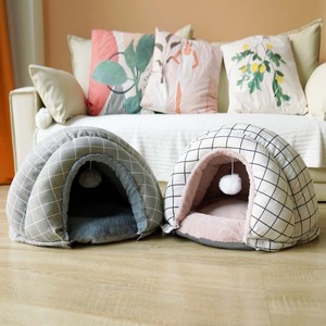 Cama cueva para gatos a cuadros al por mayor con forro polar suave y pompón, casa lavable para mascotas para gatos, gatitos y perros pequeños, OEM personalizado - Product Image 4