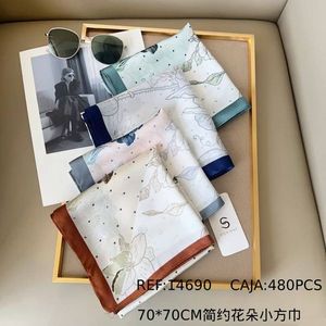 Fazzoletto quadrato floreale semplice 70x70 cm, design elegante, accessorio moda da donna - Product Image 1