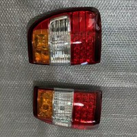 Feux arrière de style d'origine pour Land Cruiser 1996-2007, y compris les feux arrière et les clignotants avec lentille rouge