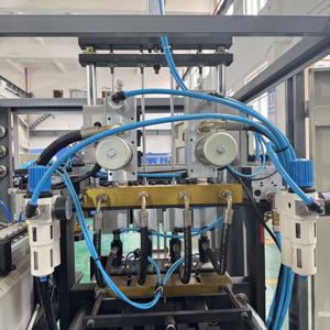 水ボトルブロー成形機4キャビティ全自動 - Product Image 3