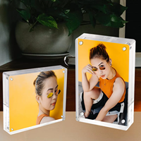 Pas cher Luxe Sans Cadre Prix Raisonnable Goujon Métallique Transparent Personnalisé Support Carré Cadre Photo Étagère Pour Cadre Photos