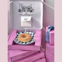 Boîte d'expédition pour pâtisserie rose écologique personnalisée avec ruban mat et fermeture magnétique |   Enveloppe en carton ondulé pour cadeau |   Français