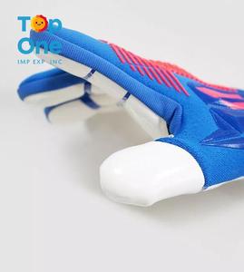 Top One Venta caliente Guantes profesionales de portero Proteger 4MM Látex 3D Tejido Nylon Fútbol Guantes de portero de fútbol - Product Image 2