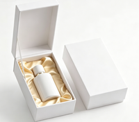 Ensemble de flacon noir raffiné et boîte cadeau de luxe, parfum haut de gamme dans un coffret cadeau, flacon noir minimaliste avec un emballage cadeau élégant