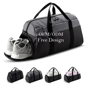 حقيبة رياضية عصرية مخصصة من البوليستر للرجال والنساء مع إغلاق بالسحاب وحجرات للأحذية والملابس الرطبة - للسفر والرياضة واللياقة البدنية - Product Image 1