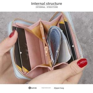 Nouveaux Portefeuilles Miniatures Minimalistes Courts et Mignons pour Femmes, Dames et Filles – Sacs à Main Élégants et Fins avec Pompon – Collection 2026 - Product Image 2