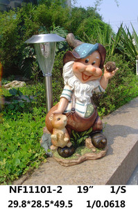 Divertente giardino gnome con la luce solare - Product Image 2