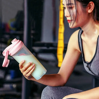 Bouteille de shaker sportive en plastique sans BPA personnalisée de 700 ml pour la salle de sport