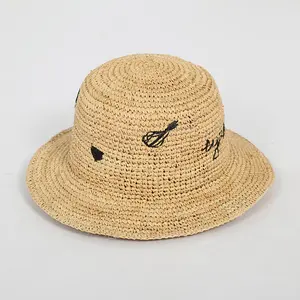 Chapeau de paille en raphia fait à la main pour femmes et enfants Chapeau de seau Sombrero portable de qualité supérieure avec logo brodé sur mesure