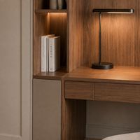 Armoires de bureau avec rangements à cadre taupe, bureau couleur noyer et étagères lumineuses