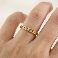 Bague unisexe tendance en acier inoxydable plaqué or 14 carats PVD avec zircon creux, hypoallergénique, idéale pour mariage, fiançailles ou comme cadeau.