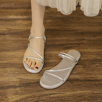 Sandales plates décontractées d'été pour femmes, polyvalentes et élégantes, à bout ouvert, semelles souples qui ne fatiguent pas les pieds, mode haut de gamme pour l'extérieur