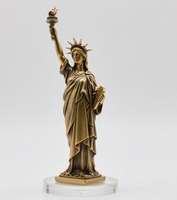 La statue de la déesse angélique de la liberté tenant une torche est en vente Statue en Métal, Sculpture en Laiton Bronze.