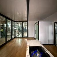 Casa Prefabricada Portátil de Diseño Personalizado con Espacio de Expansión Lateral y Ventanas Panorámicas de Vidrio para Acampar