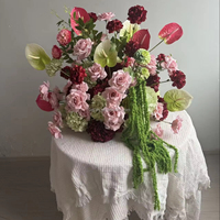 Centre de table de mariage rose poudré et bordeaux, arrangement de roses, d'anthuriums et d'hortensias avec pompon vert, décoration de table