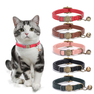 Venta al por mayor personalizado gato <span class=keywords><strong>Collar</strong></span> de lujo Retro grabado Metal Breakaway pequeño PU cuero mascota gato perro <span class=keywords><strong>Collar</strong></span> con campana - Product Image 1