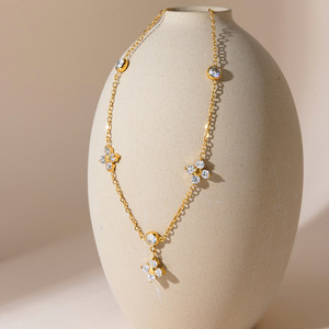 Collier Trèfle à Quatre Feuilles en Zircon avec Chaîne Dorée pour Femme – Bijou Fin à Porter au Quotidien, Pendentif Fleur avec Sertissage Griffe - Product Image 4