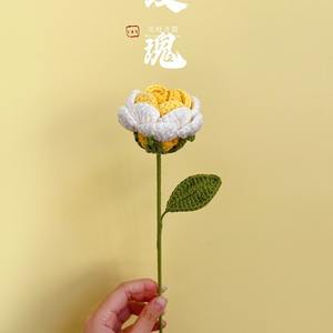 Arreglo floral de rosas degradadas en crochet, hecho a mano, decoración para festivales florales, regalo hecho a mano. - Product Image 6