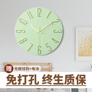 Horloge murale ronde simple pour salon, design silencieux analogique à piles, sans perçage, installation facile - Product Image 4