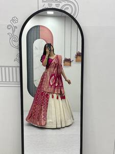 Oferta Especial de Boda: Lehenga y Saree de Moda para Mujer, Ropa Étnica de Diseñador para Novias y Eventos Festivos, Disponible para la Venta - Product Image 4