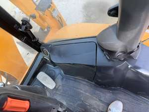 Chargeuse-pelleteuse JCB d'occasion 6 tonnes modèle 2022, état quasi neuf, avec moteur et boîte de vitesses en stock, à vendre - Product Image 6