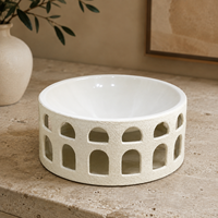 Bol décoratif moderne en céramique blanche avec découpe cintrée et texture, idéal comme centre de table pour table basse et décoration intérieure